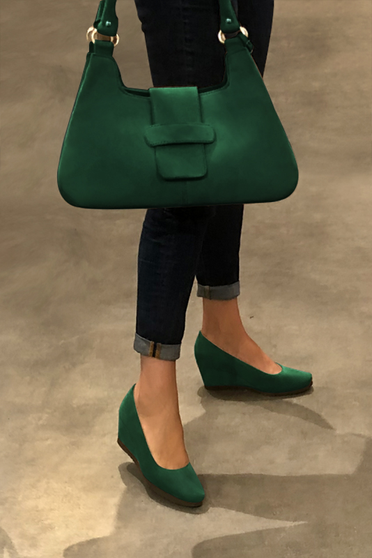 Forest green women's dress pumps, with a round neckline. Round toe. Medium wedge heels. Worn view - Florence KOOIJMAN